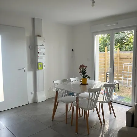 Petite Maisonnette Avec Jardin 2 *